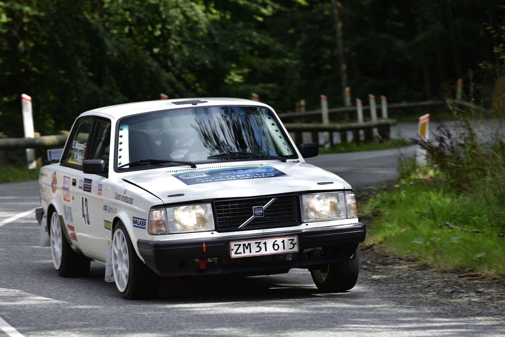 Heino Mejer er en af Danmarks bedste rallykørere, og det var ikke uventet, at Horsenskøreren var hurtigst af alle på Munkebjerg i sin Volvo 242 Turbo fra 1983.
(Foto: Michael Eisenberg)